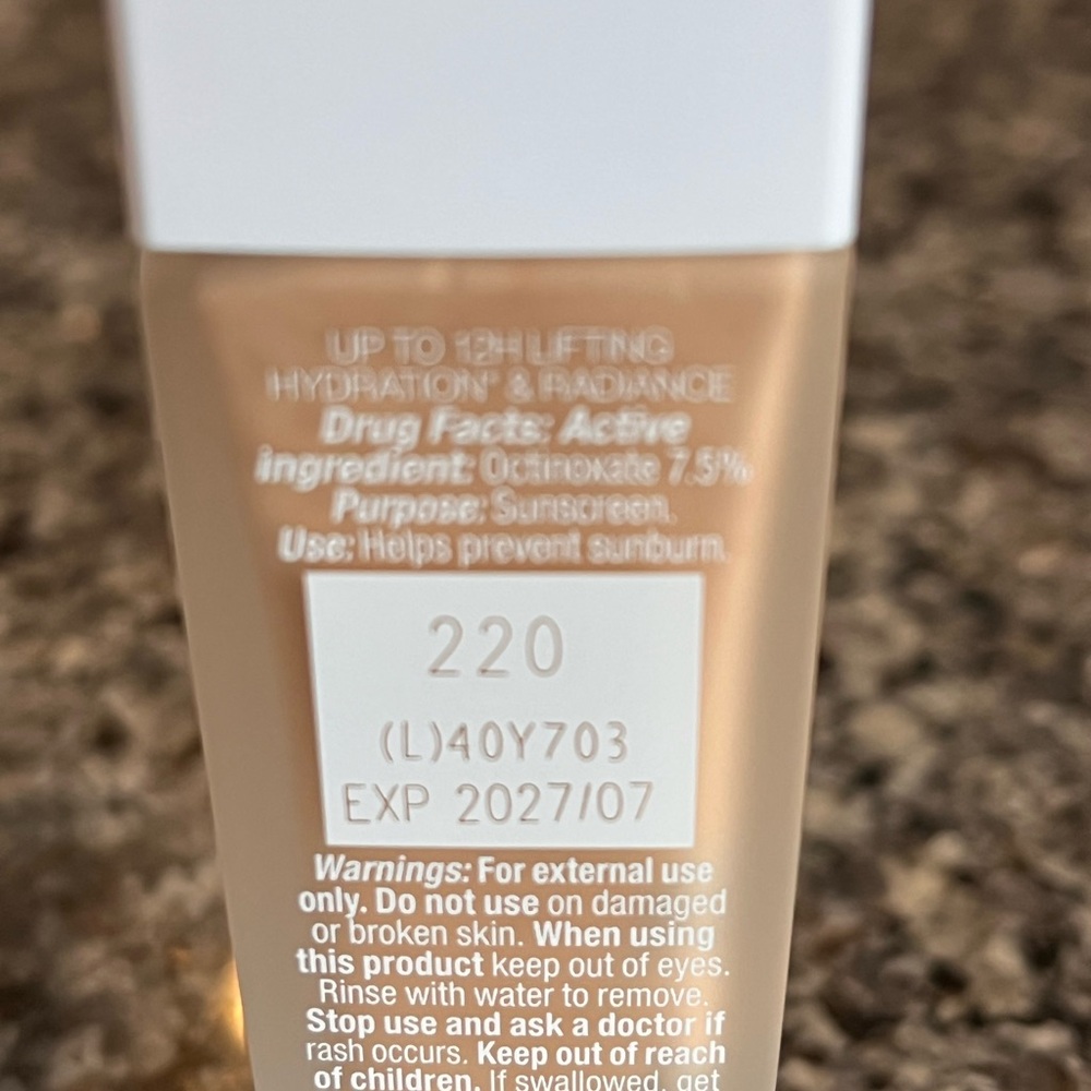 Lancôme Rénergie Lift Makeup Foundation in Buff (220) - Neutral Beige - Picture 4 of 8